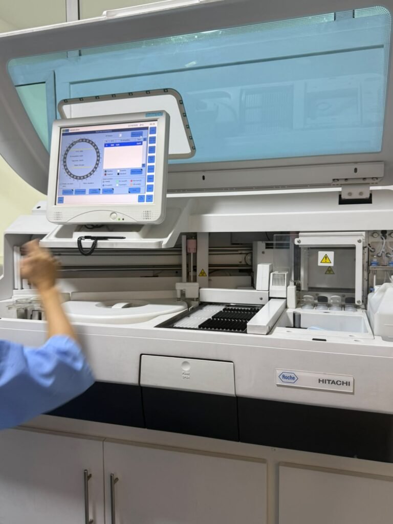 Technicienne pilotant l'automate Roche Hitachi